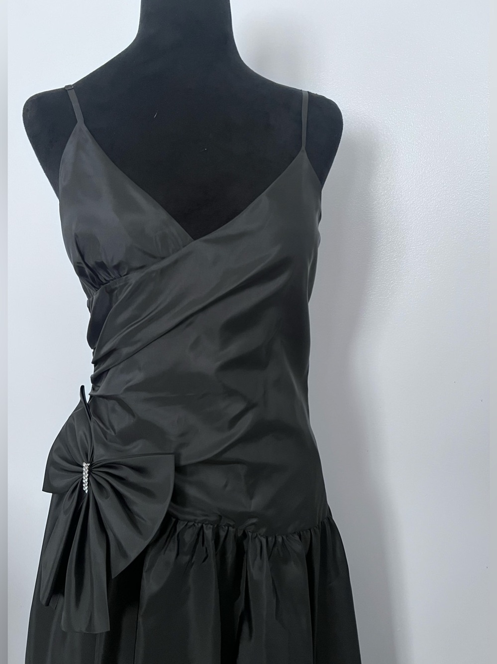 BCBG Paris Black Cocktail Dress Tulle
Underskirt /Bow w/Rhinestone SZ 8
Formal - Picture 5 of 15